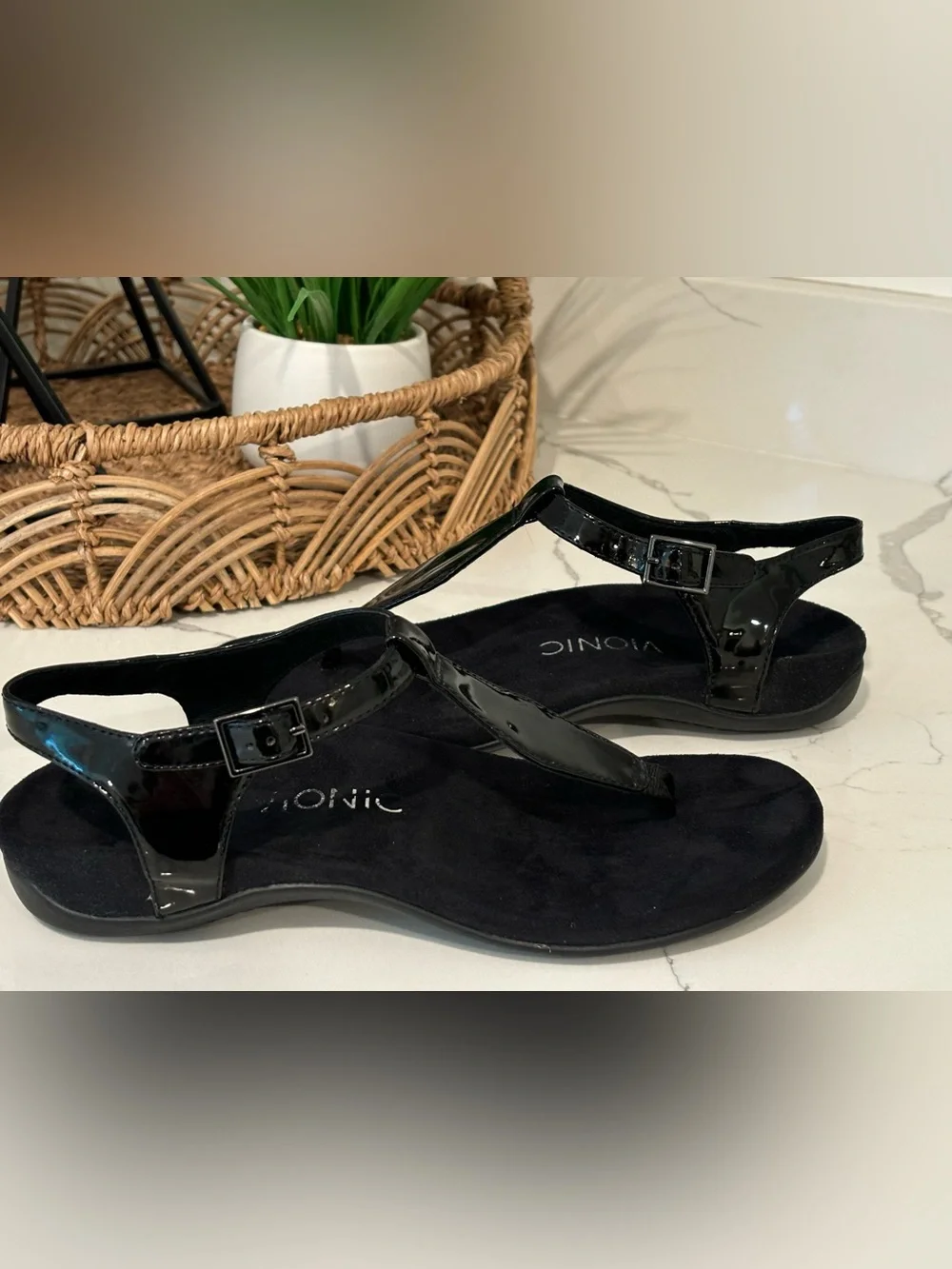 Vionic Paden Black Patent Toe Post T Strap Sandal Side Buckle Size 7